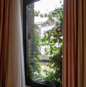 Deluxe Double or Twin Room, Canal View | 1 bedroom, minibar, in-room safe, desk