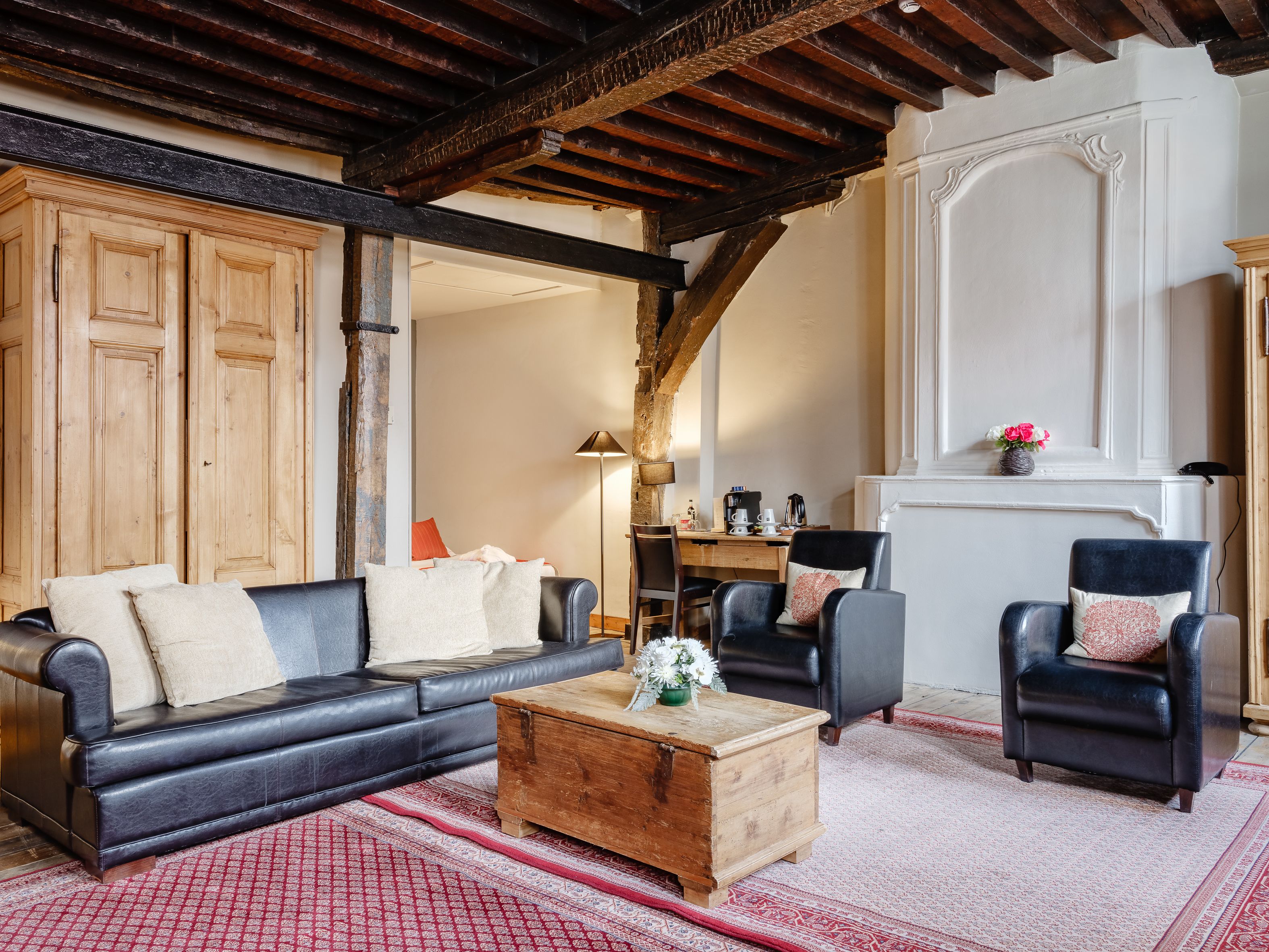 junior suite | living area | flat-screen tv