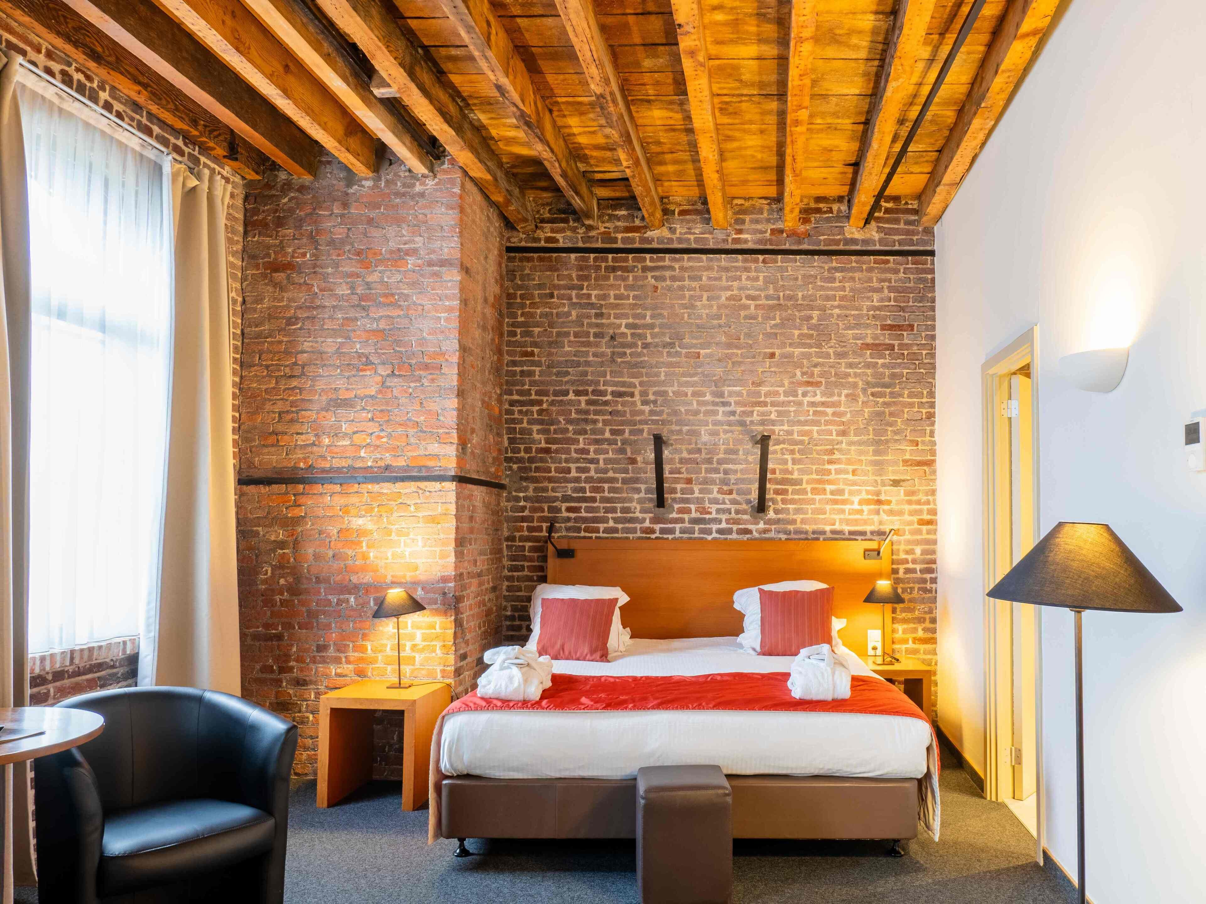 deluxe double or twin room, canal view | minibar, in-room safe, desk, blackout curtains