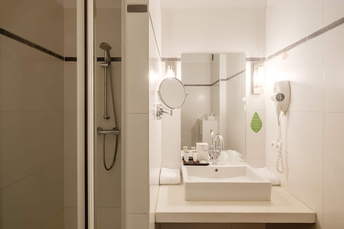 Bathroom | Combined shower/tub, rainfall showerhead, free toiletries, hair dryer