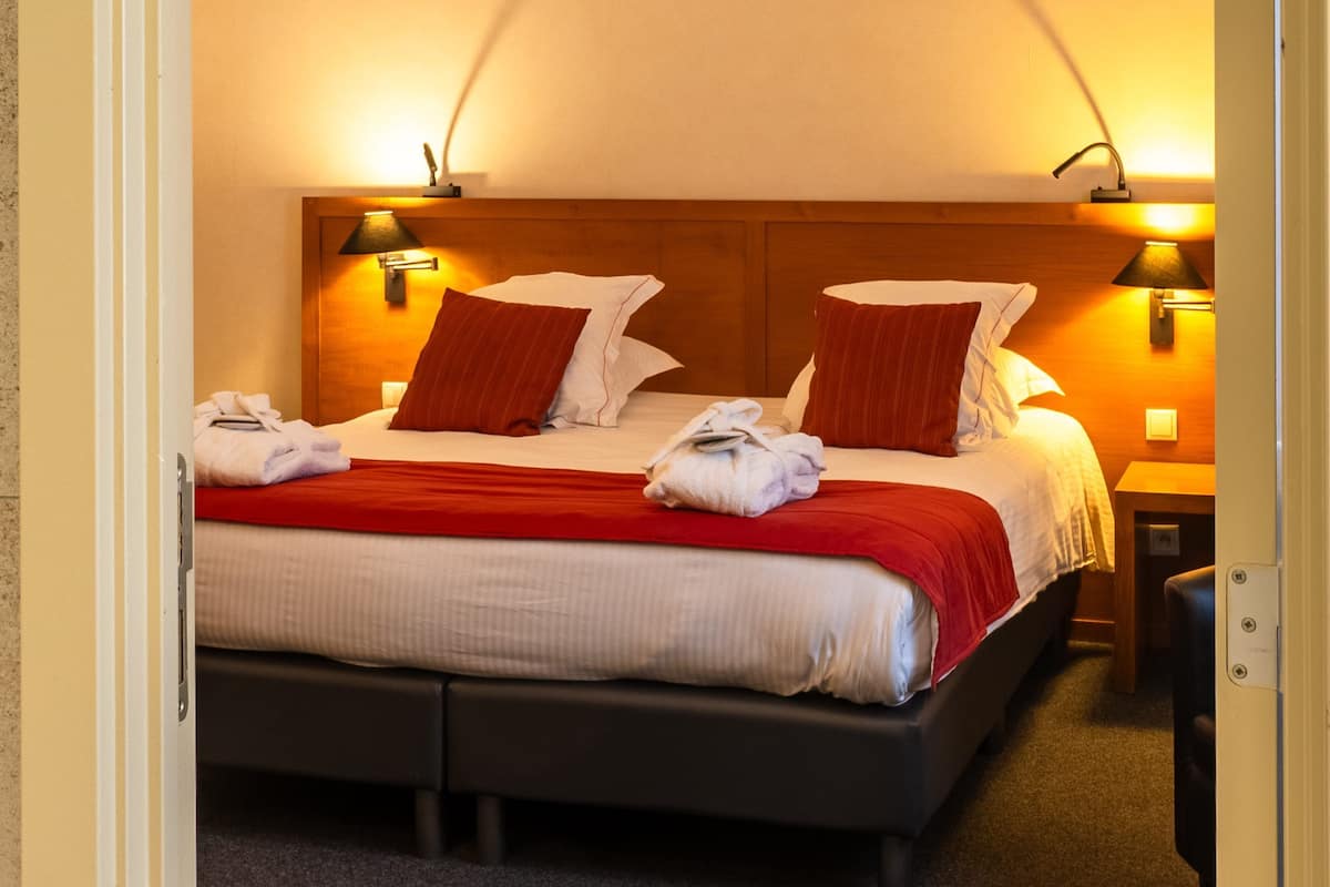 Familien-Vierbettzimmer, 1 Schlafzimmer | 1 Schlafzimmer, Minibar, Zimmersafe, Schreibtisch