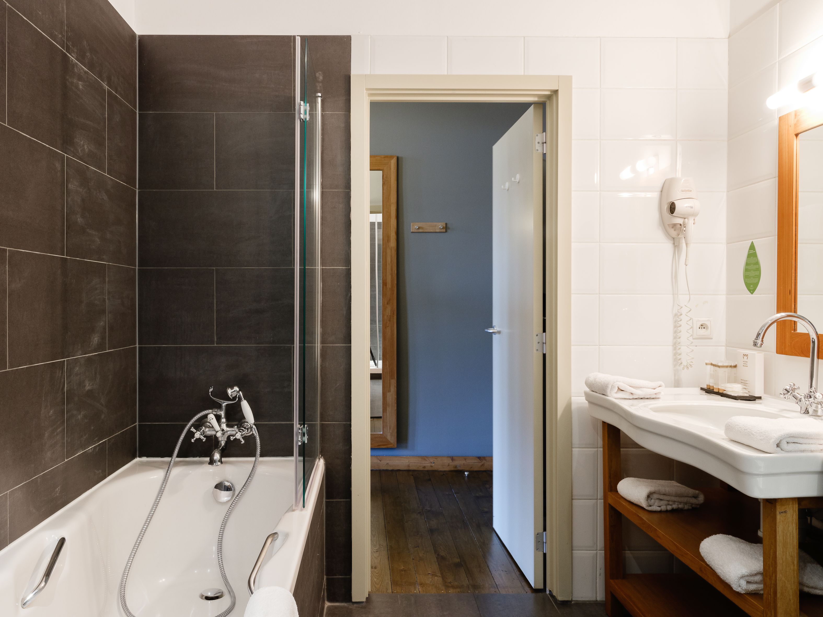 junior suite | minibar, in-room safe, desk, blackout curtains