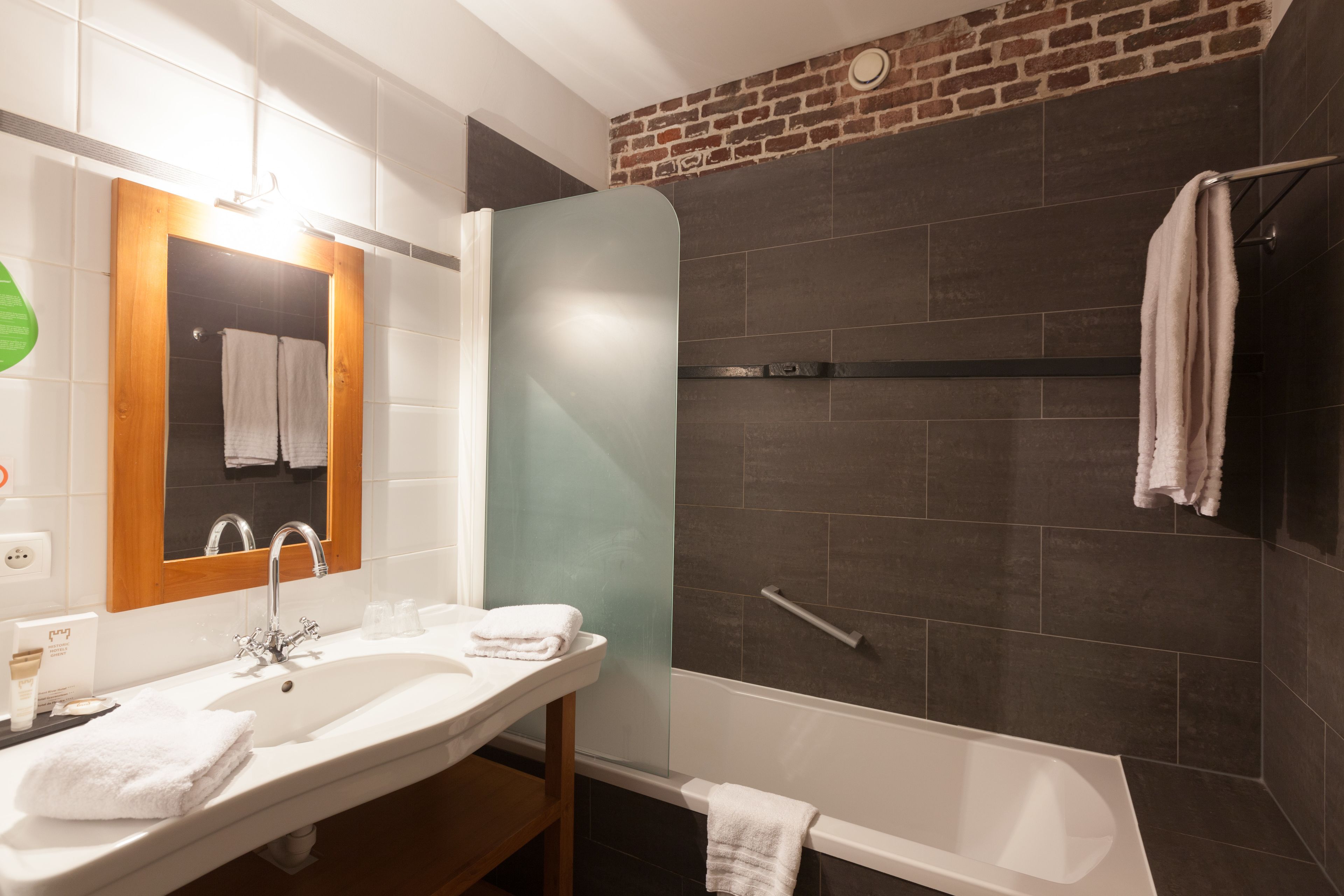 deluxe double or twin room, canal view | bathroom | combined shower/bathtub, rainfall showerhead, free toiletries