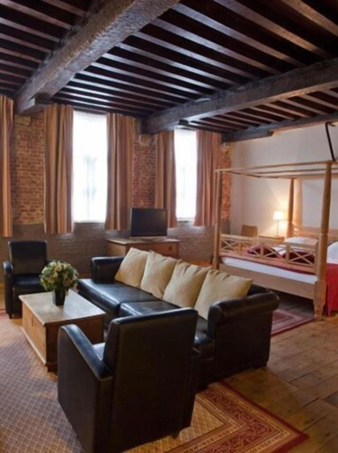 premium suite | living area | flat-screen tv