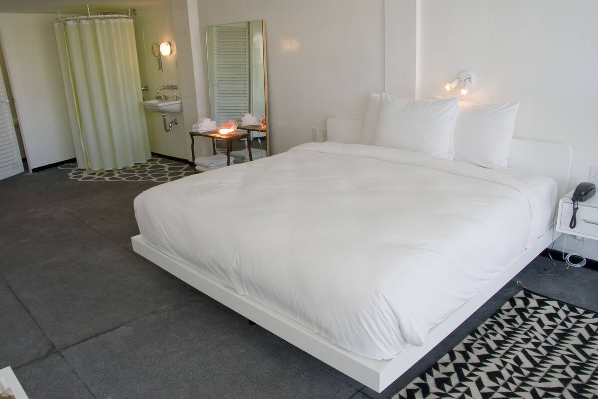 Ropa de cama de alta calidad y minibar 
