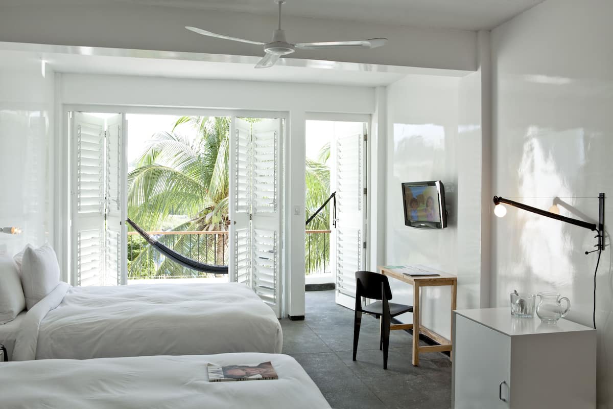 Ropa de cama de alta calidad y minibar 