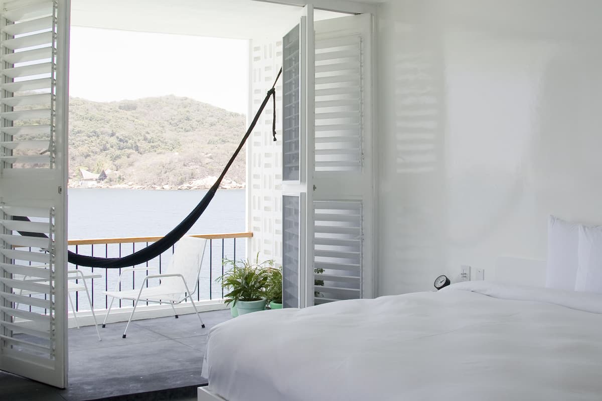Ropa de cama de alta calidad y minibar 