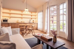 Departamento familiar | Área de sala de estar | Televisión de pantalla plana, libros, piso con calefacción y oficina 