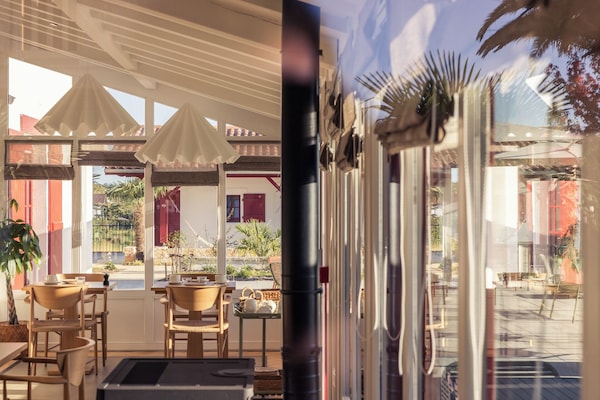 Desayuno buffet diario (EUR 24 por persona)