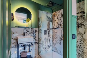Deluxe Double Room with a balcony in an Annex Building | Bathroom | Free toiletries, hair dryer, towels - Hotel Concordia (Rome)