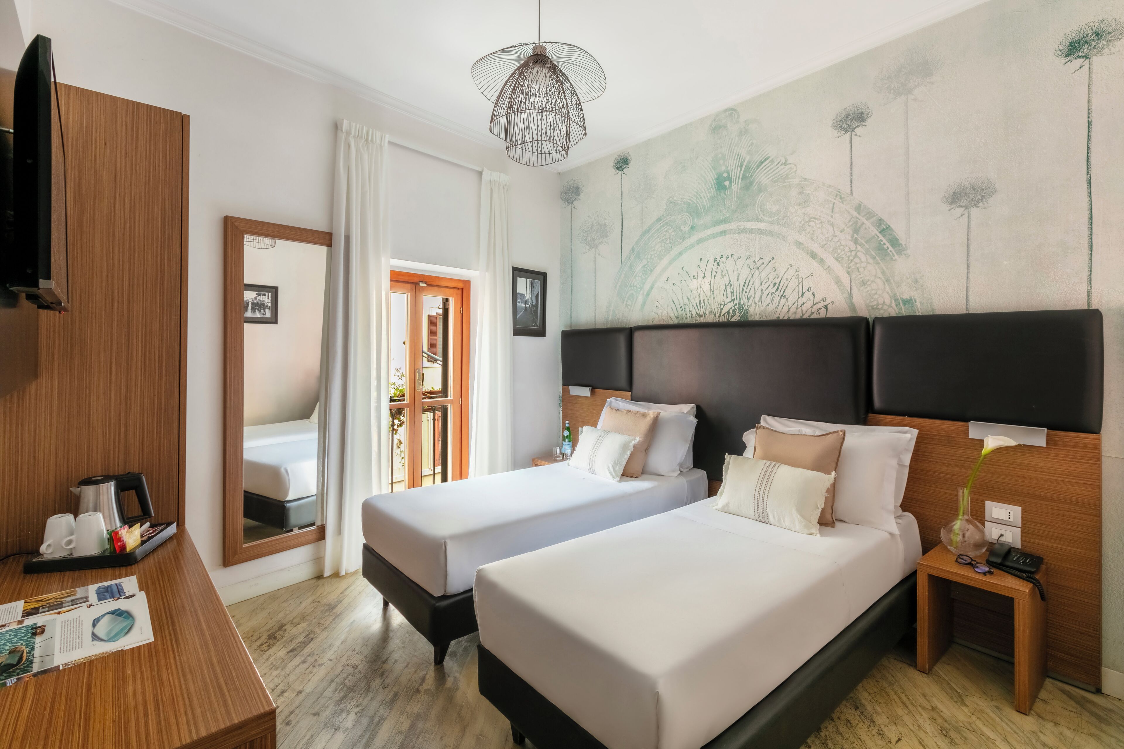 Camera Doppia Standard con Balcone | Minibar, una cassaforte in camera, una scrivania, Wi-Fi gratuito