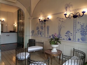 Lobby sitting area - Hotel Lilium (Rome)