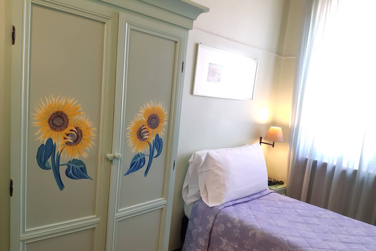Kamar Single Standar | Seprai premium, minibar, brankas, dan didekorasi berbeda-beda