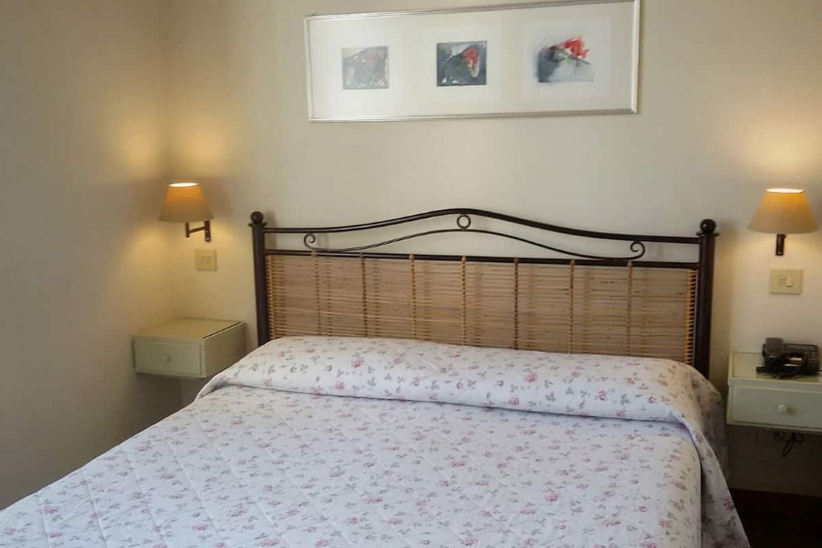 Chambre double (Small) | Literie de qualité, minibar, coffre-fort, bureau