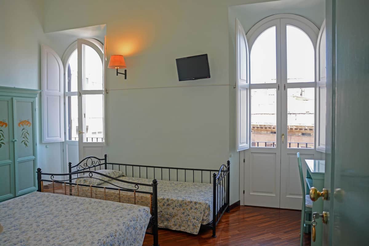 Chambre triple Standard, balcon, vue sur la ville | Literie de qualité, minibar, coffre-fort, bureau