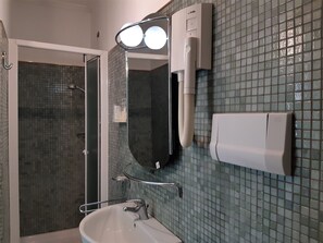 Standard Triple Room, Balcony, City View | Bathroom | Eco-friendly toiletries, hair dryer, towels - Hotel Lilium (Rome)