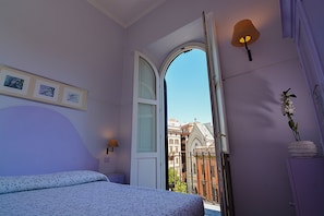 Habitació doble o amb dos llits individuals panoràmica, balcó, vistes a la ciutat | Roba de llit d'alta qualitat, minibar i caixa forta a l'habitació