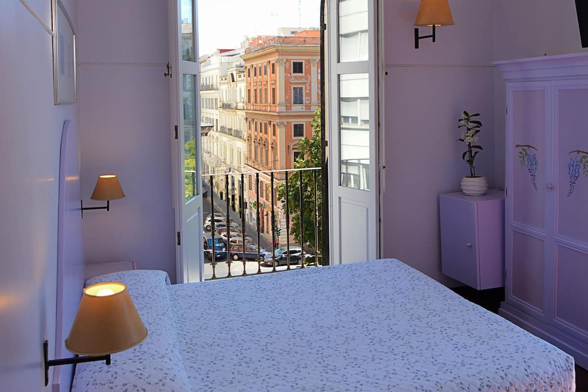 Chambre panoramique double ou avec lits jumeaux, balcon, vue sur la ville | Literie de qualité, minibar, coffre-fort, bureau