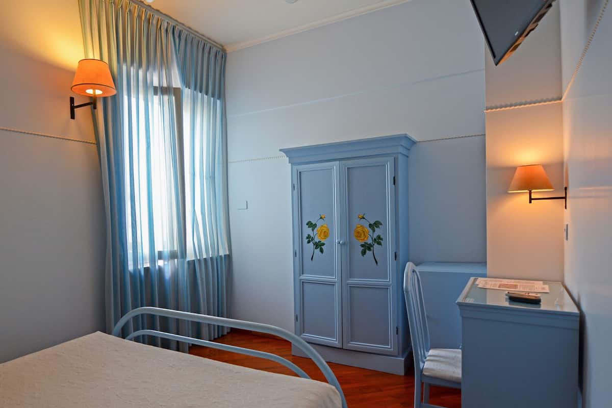 Kamar Double Standar | Seprai premium, minibar, brankas, dan didekorasi berbeda-beda