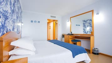 TvÄbÀddsrum - viss havsutsikt | Minibar, skrivbord, mörklÀggningsgardiner och ljudisolering