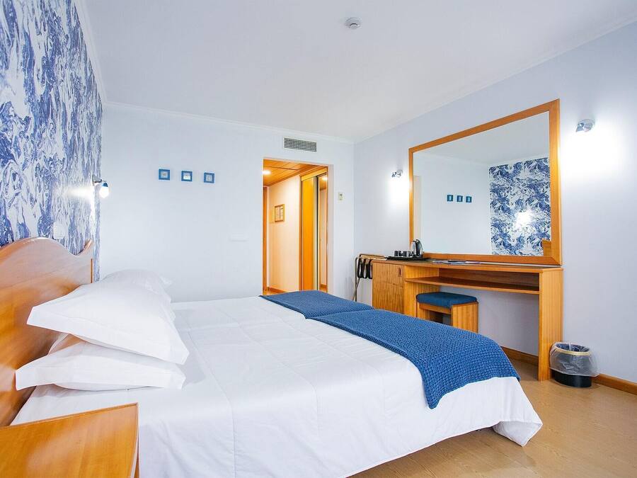 Tomannsrom, delvis havutsikt | Minibar, skrivebord, blendingsgardiner og lydisolert