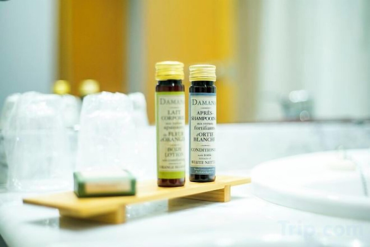 Amenidades de baño | Tina, tina profunda, amenidades de baño gratuitas, secadora de cabello