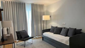 Suite - 1 soveværelse - delvis havudsigt | Opholdsområde | Tv