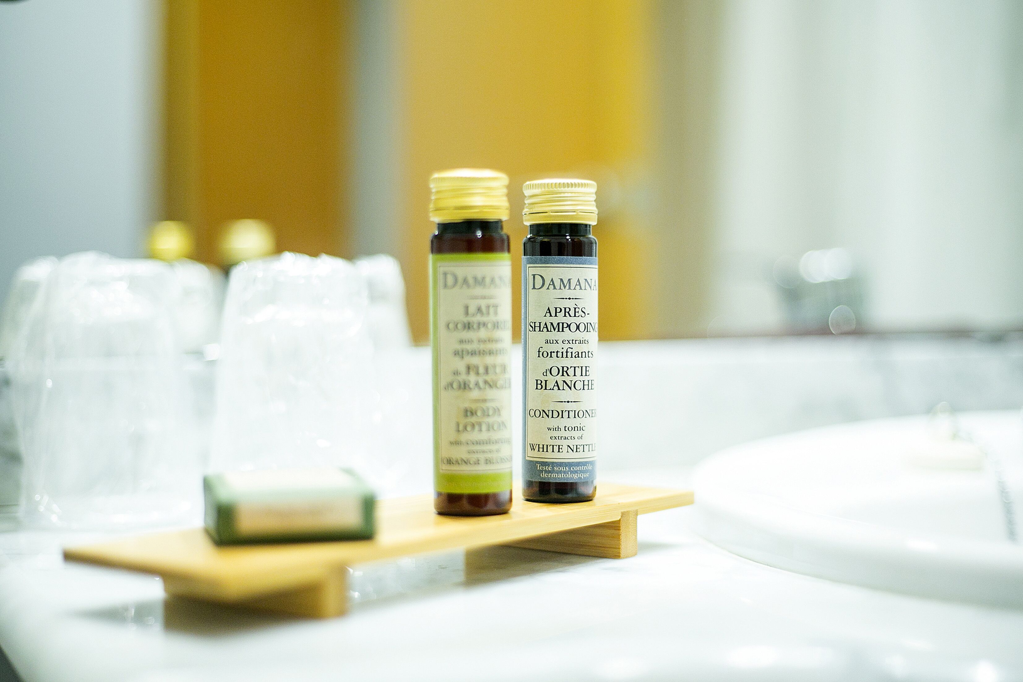 bathtub, deep-soaking bathtub, free toiletries, hair dryer