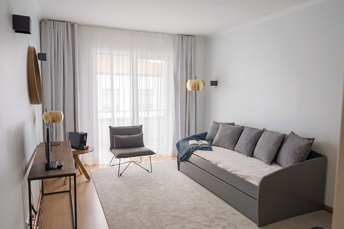 Suite, 1 Bedroom, Partial Ocean View | Living area
