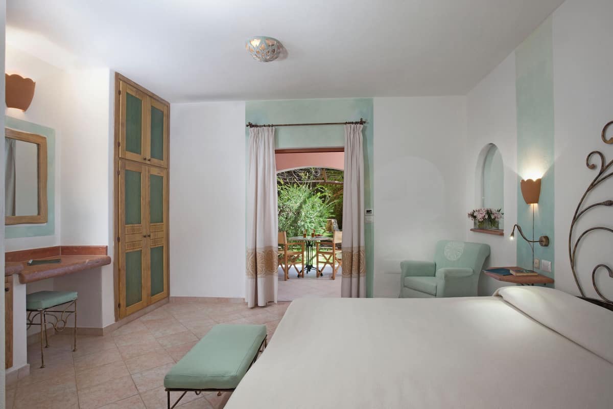 Classic Double or Twin Room | Minibar, in-room safe, desk, cribs (free)