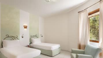 Senior Suite, Sea View | Minibar, in-room safe, desk, cribs (free)