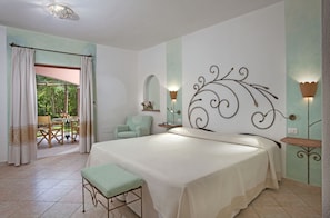 Minibar, in-room safe, desk, cribs (free) - Resort Cala di Falco - Hotel (Cannigione)