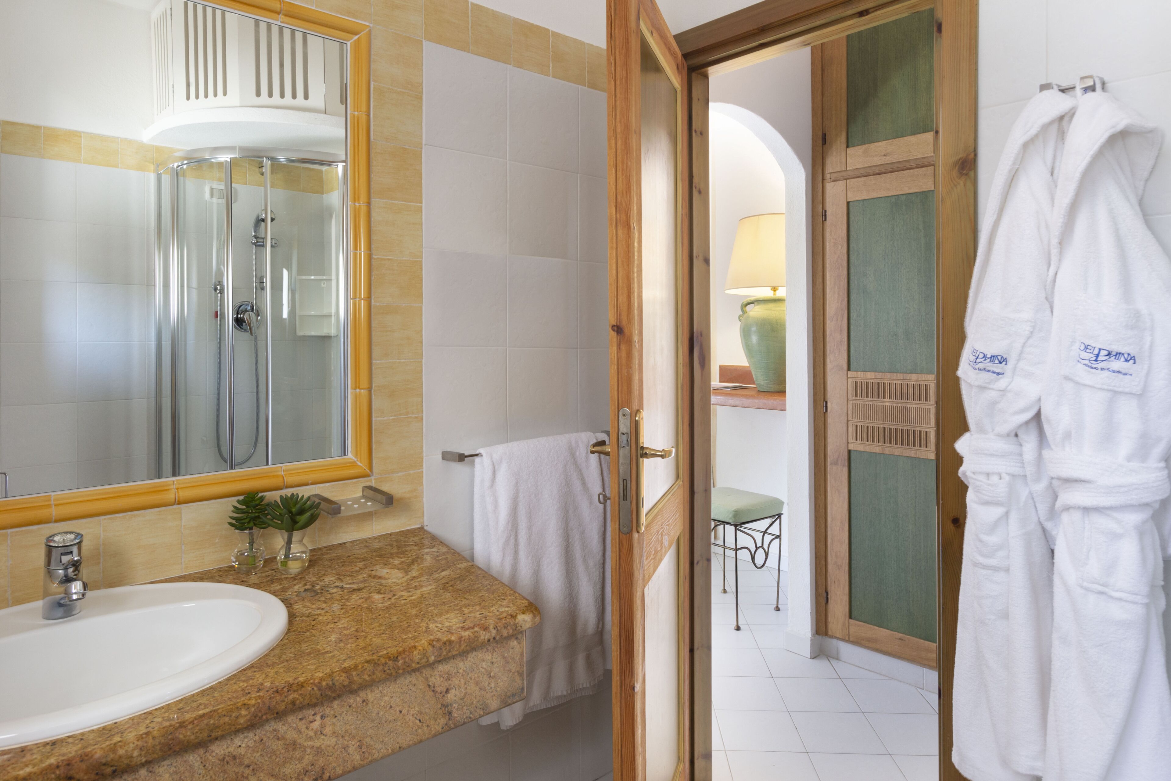 Senior-Suite, Meerblick | Badezimmer | Dusche, Haartrockner, Bidet, Handtücher