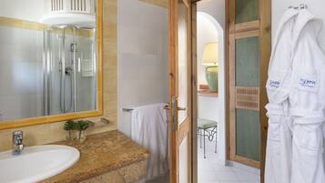 Senior-Suite, Meerblick | Badezimmer | Dusche, Haartrockner, Bidet, Handtücher