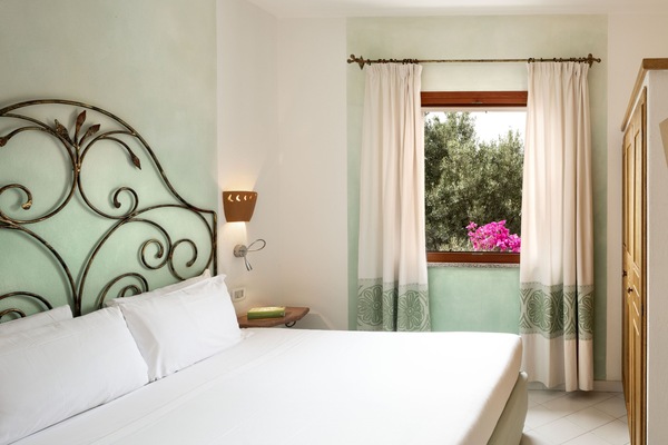 Deluxe Room | Minibar, in-room safe, desk, cribs (free)