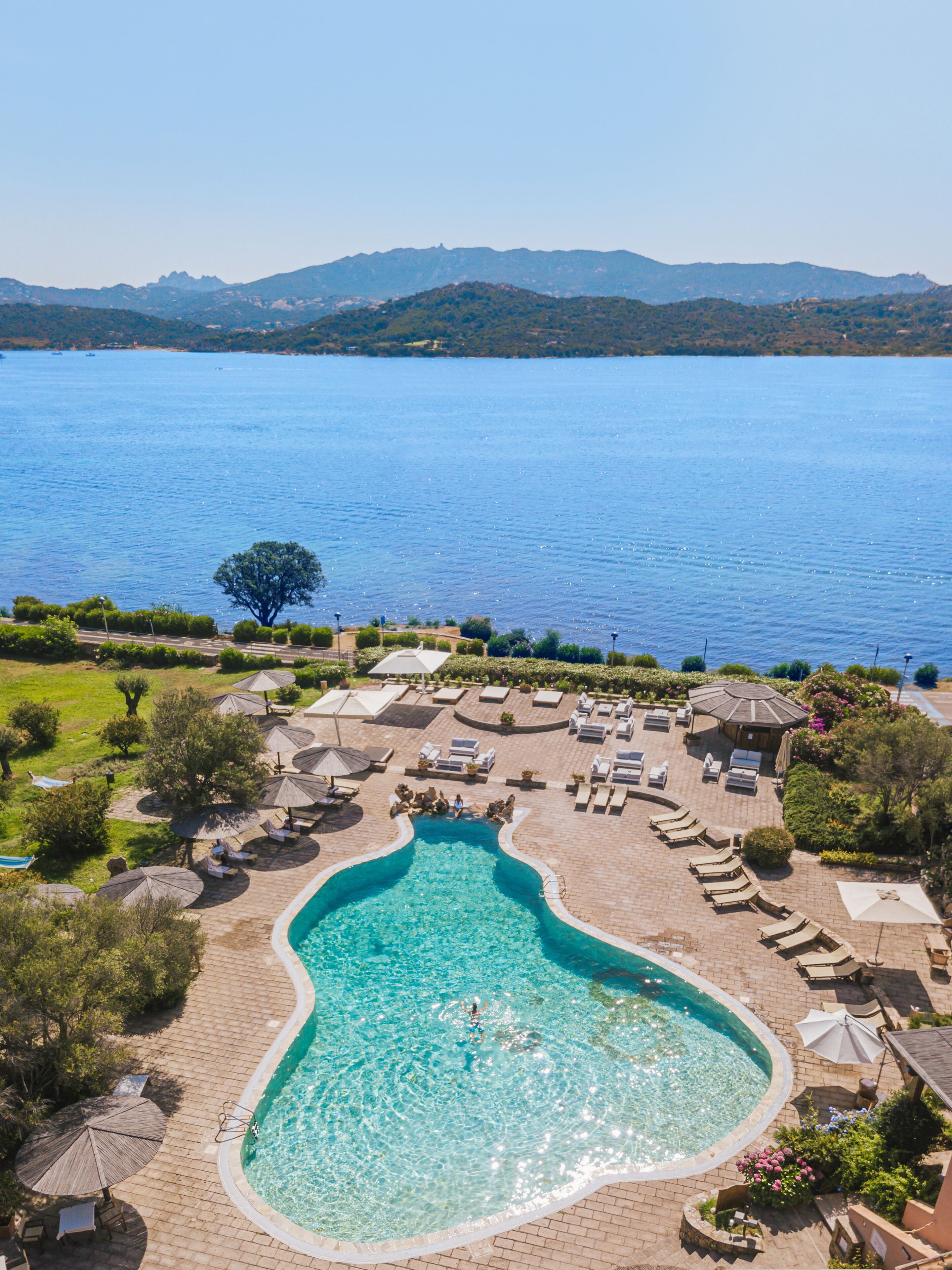 Piscine extérieure (ouverte en saison), chaises longues