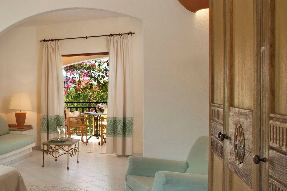 Junior Studio Suite | Minibar, in-room safe, desk, cribs (free)