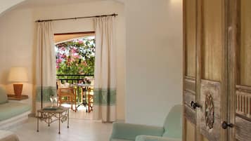 Junior Studio Suite | Minibar, in-room safe, desk, cribs (free)