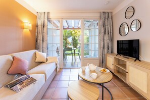 Studio 3 people - Terrace | Living area | Flat-screen TV, books