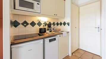 Apartment 5 people - 1 bedroom - Terrace or balcony | Private kitchenette | Fridge, microwave, stovetop, coffee/tea maker