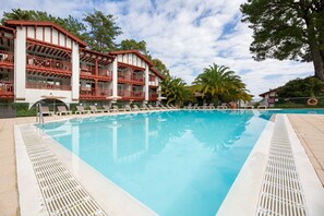 Seasonal outdoor pool, pool umbrellas, pool loungers - Pierre & Vacances Résidence La Villa Maldagora (Ciboure)
