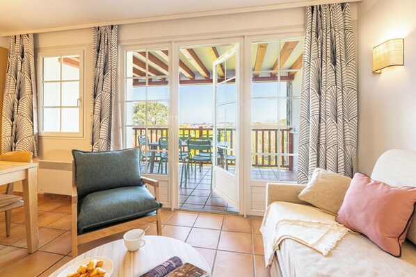 Apartment 6 people - 1 bedroom + 1 sleeping alcove | Living area | Flat-screen TV, books