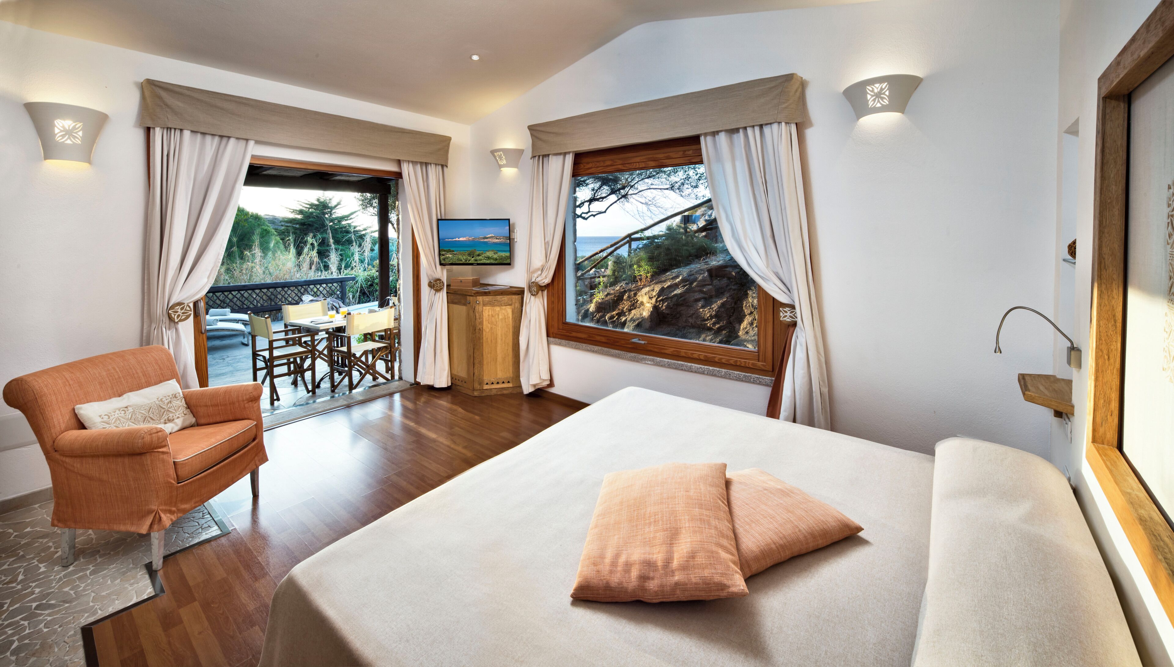 Executive Room, Sea View | Hypo-allergenic bedding, minibar, in-room safe, desk