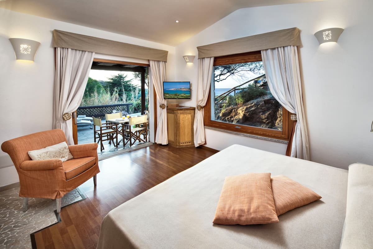 Executive Room, Sea View | Hypo-allergenic bedding, minibar, in-room safe, desk