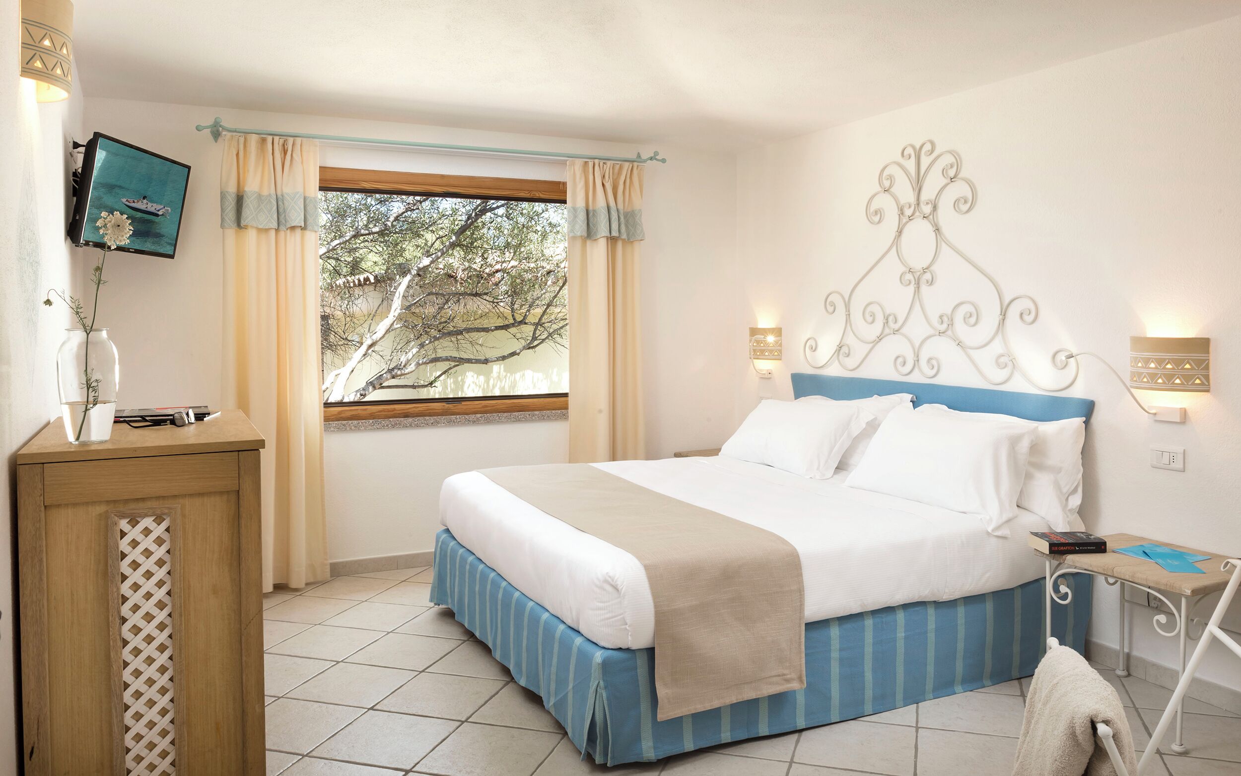 Suite | Hypo-allergenic bedding, minibar, in-room safe, desk