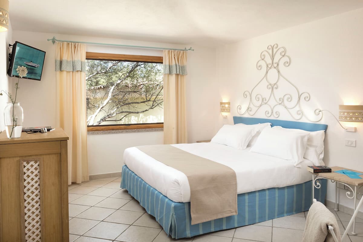 Suite | Hypo-allergenic bedding, minibar, in-room safe, desk