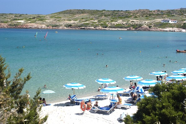 On the beach, white sand, free beach shuttle, beach umbrellas - Hotel Marinedda Thalasso & Spa (Trinita d'Agultu)