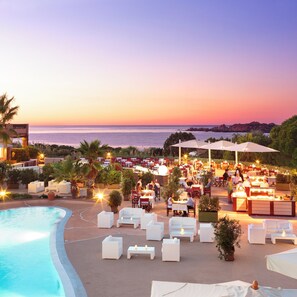 Seasonal outdoor pool, open 9:00 AM to 6:30 PM, pool umbrellas