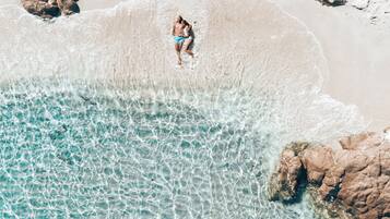 Sulla spiaggia, sabbia bianca, navetta gratuita per la spiaggia