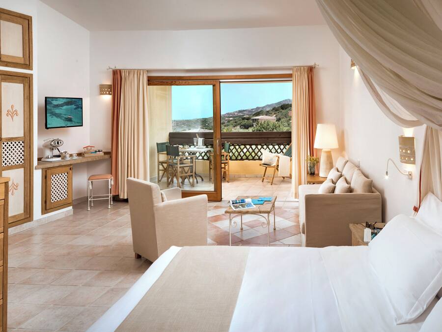 Suite monolocale Junior, vista mare parziale | Biancheria da letto ipoallergenica, minibar, una cassaforte in camera